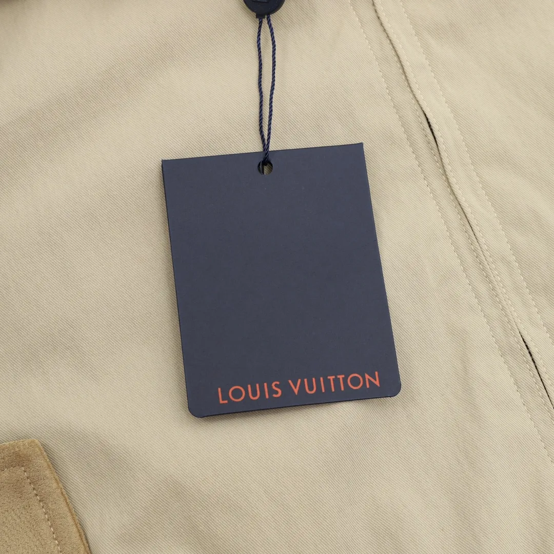 🅿️570 Louis Vuitton/Louis Vuitton spliced jacquard jacket is made of nylon fabric, which feels smooth and crisp. It not only ensures the comfort when wearing, but also allows the jacket to maintain a good-looking shape for a long time. It will not be easily deformed and out of shape. In the splicing part, different fabrics are perfectly connected!! The presbyopic print is even better. The pattern is clear and full, and the color is perfect. It is exactly the same as the original product. No matter how many times it is washed, it does not become smudged. The printing process is so good!!! The ribbing on the collar and cuffs has just the right elasticity, fits the body without being strangled, and the details are exquisite! Size: XS-L